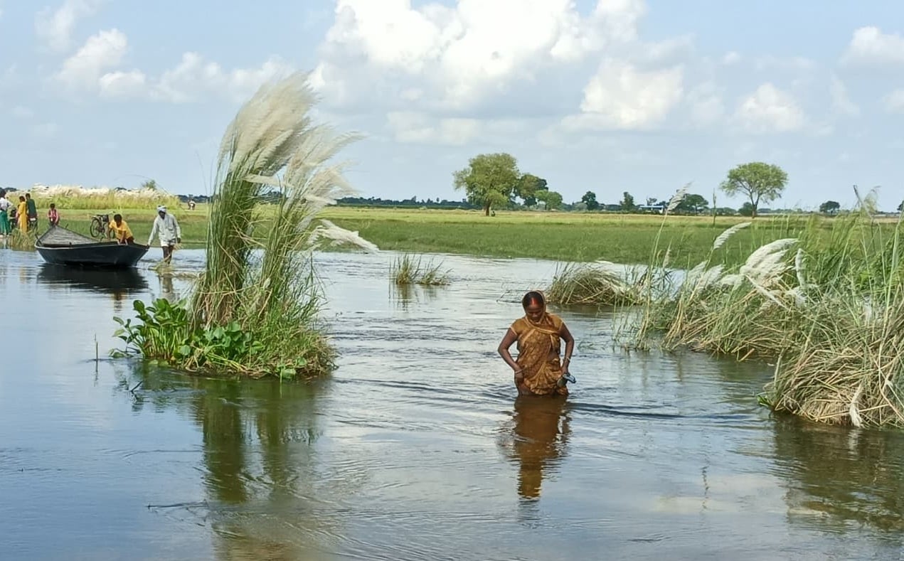 खरैलिया ढाला-अजगरा संपर्क मार्ग पर नाव से घर जाते स्कूली बच्चे । संवाद खरैलिया ढाला-अजगरा संपर्क मार्ग पर नाव से घर जाते स्कूली बच्चे । संवाद