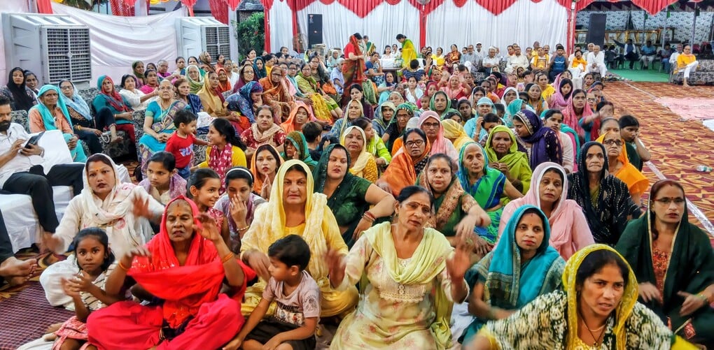 खाटू श्याम कथा में कथा सुनाते कथा वाचक। (मवाना)