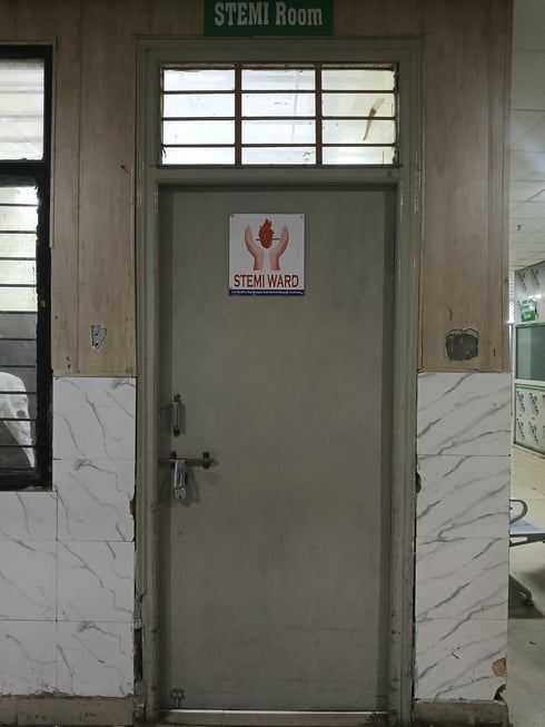 लोकबंधु अस्पताल में स्टेनी रूम में लगा ताला लोकबंधु अस्पताल में स्टेनी रूम में लगा ताला