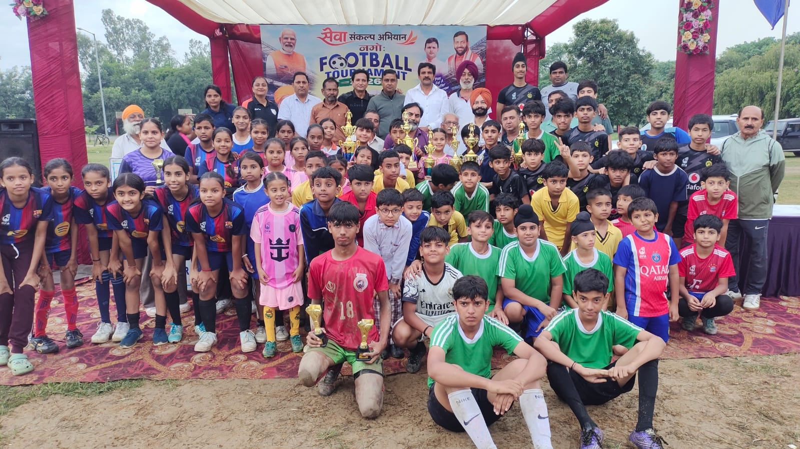 मैच के दौरान प्रतिद्वंद्वी से फुटबॉल लेने का प्रयास करते खिलाड़ी। संवाद मैच के दौरान प्रतिद्वंद्वी से फुटबॉल लेने का प्रयास करते खिलाड़ी। संवाद
