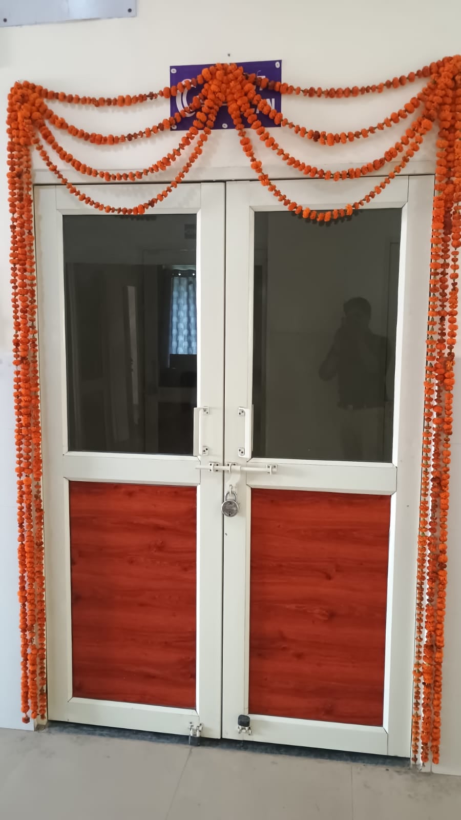 मेडिकल कॉलेज के अस्पताल में अमृत फार्मेसी पर लाइन में लगे लोग। संवाद