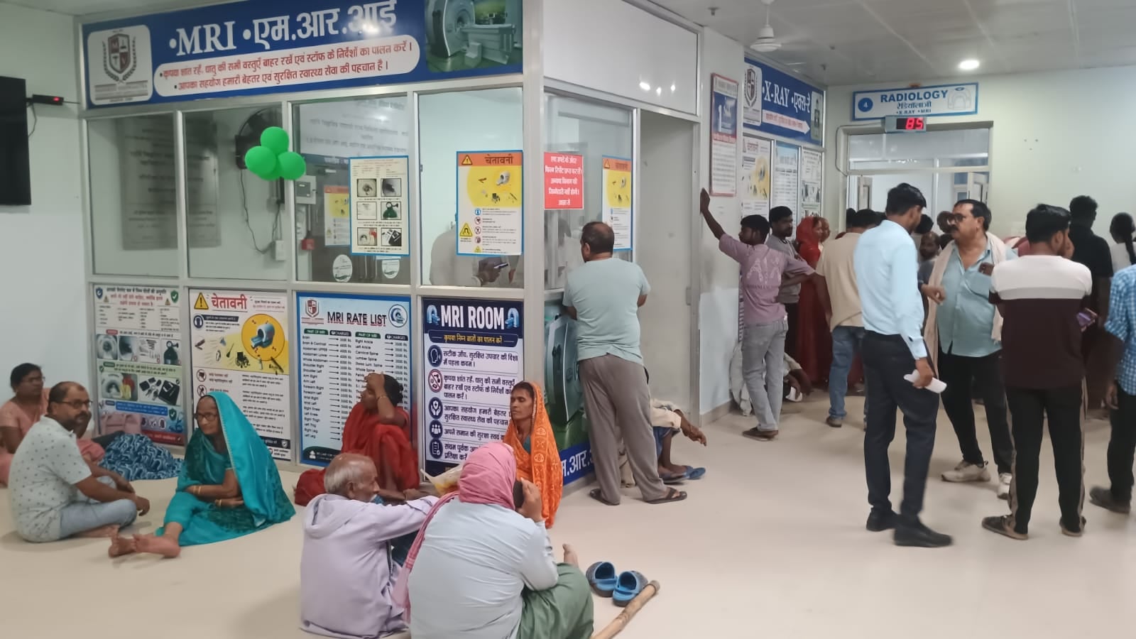 मेडिकल कॉलेज के अस्पताल में अमृत फार्मेसी पर लाइन में लगे लोग। संवाद