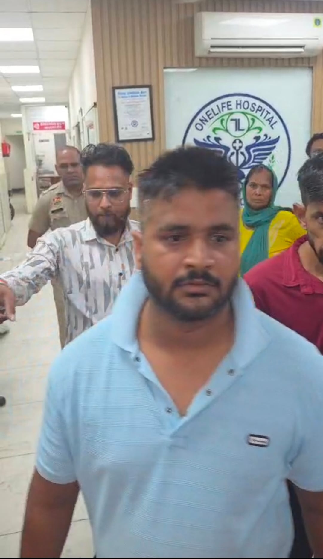 महिला की मौत के बाद अस्पताल में विलाप करते परिजन। स्रोत : सोशल मीडिया