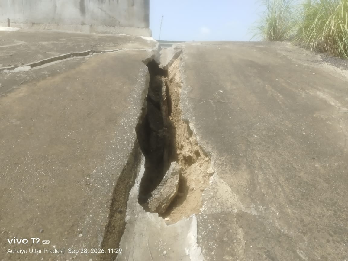 मार्ग के किनारे आईं दरारें। मार्ग के किनारे आईं दरारें।