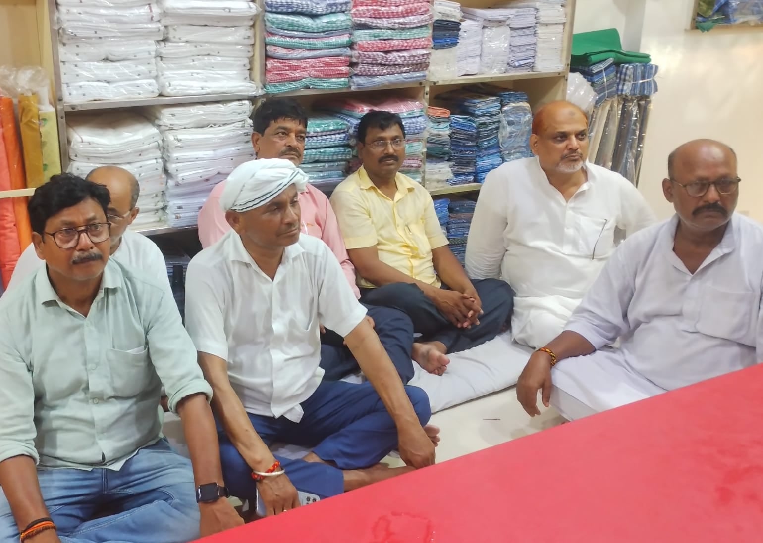 नगर के रौजा स्थित कैंप कार्यालय पर व्यापार मंडल की बैठक में मौजूद व्यापारी। स्रोत- स्वयं नगर के रौजा स्थित कैंप कार्यालय पर व्यापार मंडल की बैठक में मौजूद व्यापारी। स्रोत- स्वयं