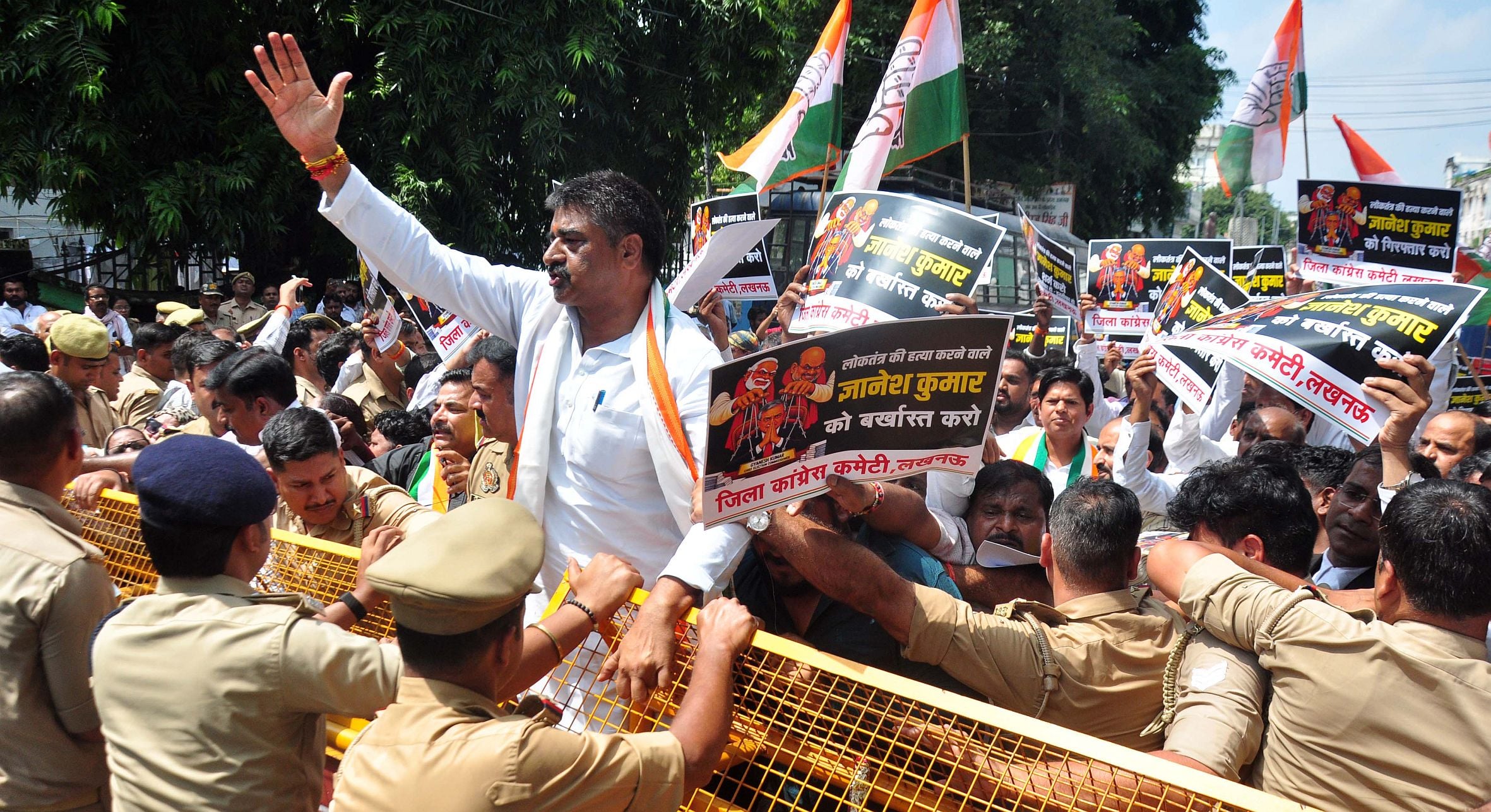 प्रदर्शन करते कांग्रेसी।