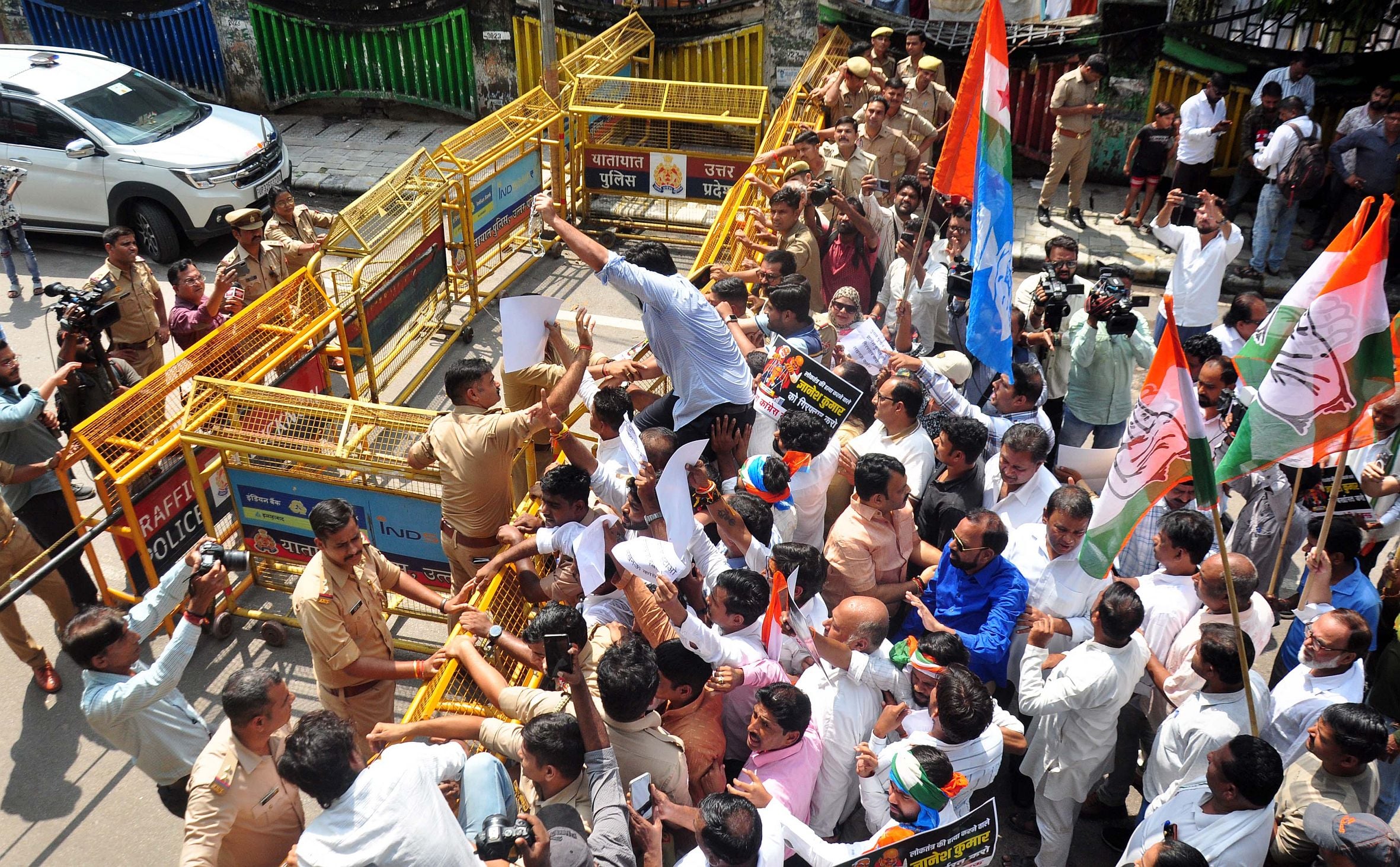 प्रदर्शन करते कांग्रेसी।