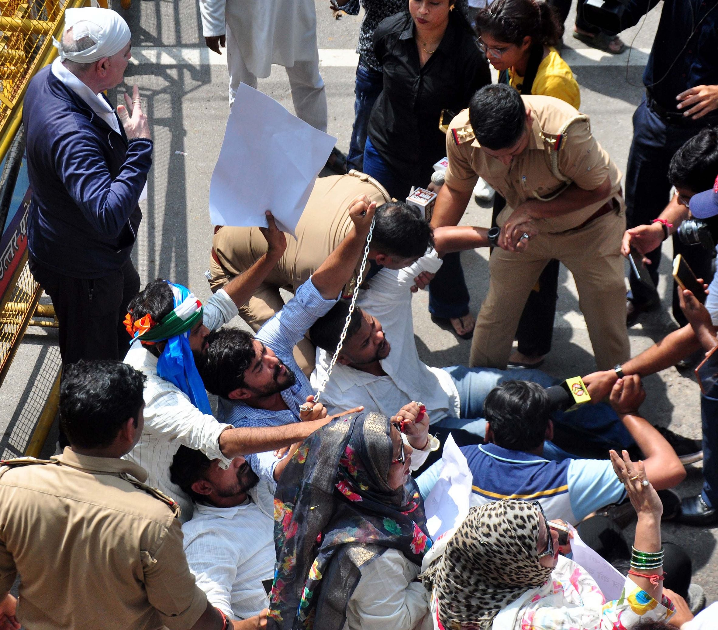 प्रदर्शन करते कांग्रेसी।