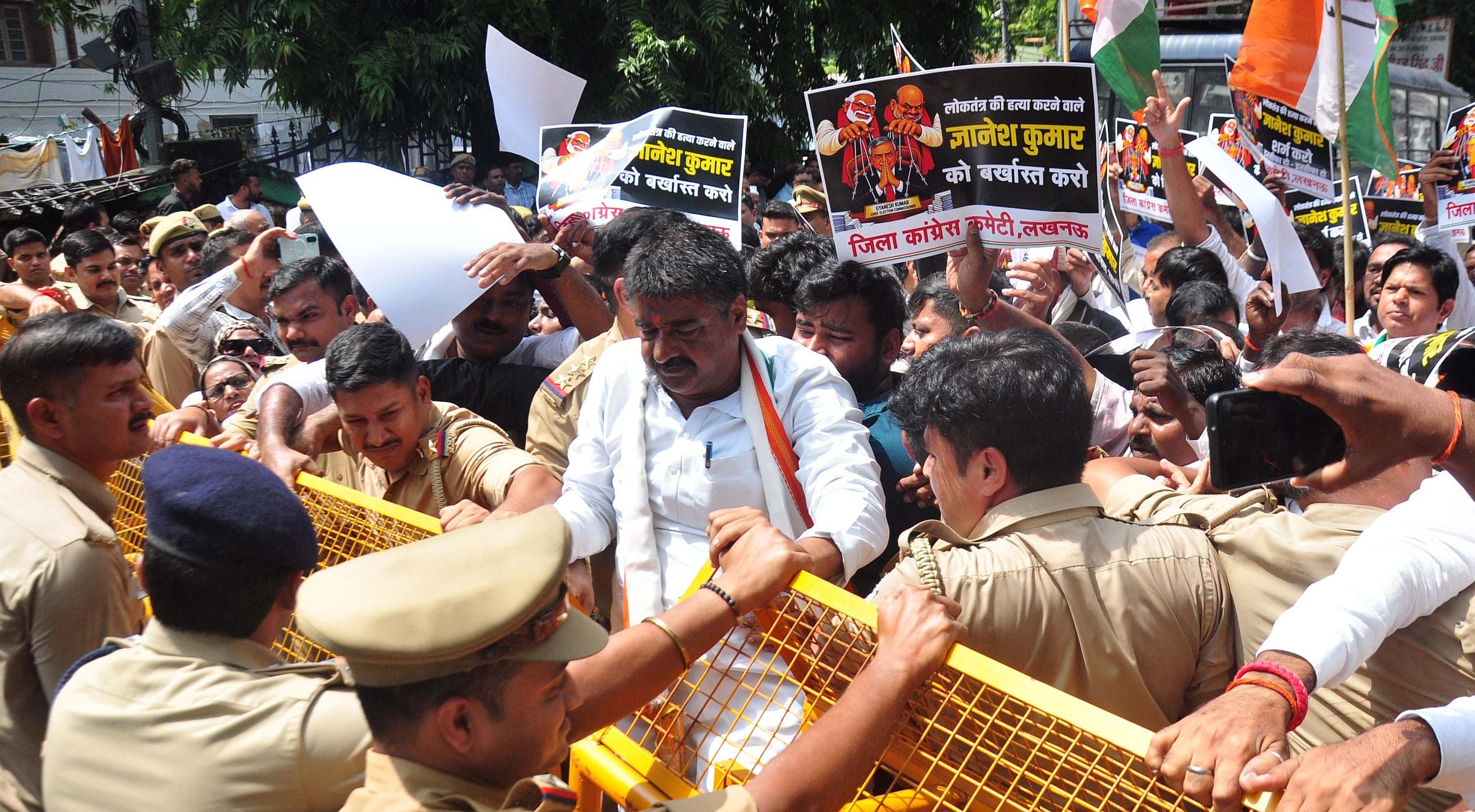 प्रदर्शन करते कांग्रेसी।