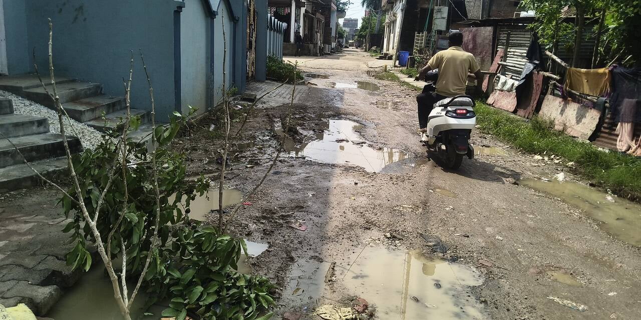 रॉबर्ट्सगंज नगर में गैस पाइप लाइन खुदाई करने से बना गड्ढा। संवाद