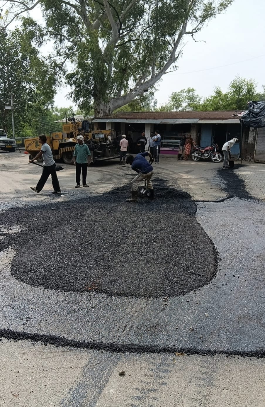 राष्ट्रपति दौरे को लेकर श्री नयना देवी जी में चल रहा सड़क मरम्मत का कार्य। संवाद