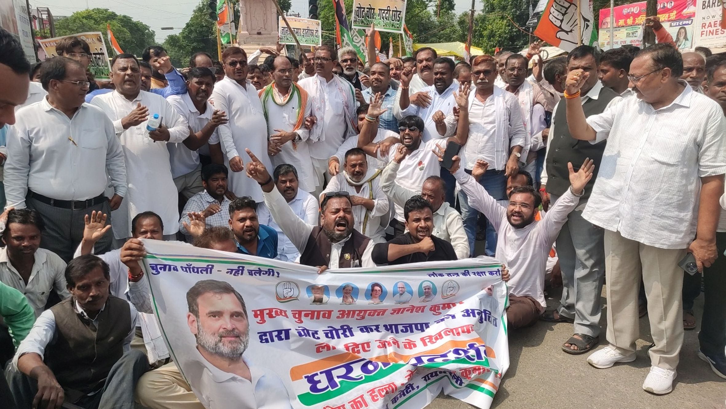 रायबरेली में डिग्री कॉलेज चौराहा पर कांग्रेसियों से पुतला छिनते पुलिसकर्मी। रायबरेली में डिग्री कॉलेज चौराहा पर कांग्रेसियों से पुतला छिनते पुलिसकर्मी।