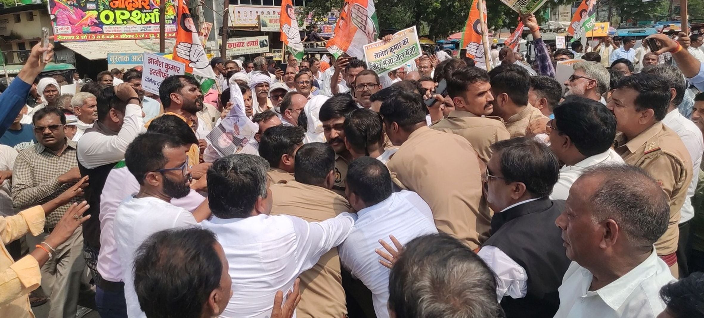 रायबरेली में डिग्री कॉलेज चौराहा पर कांग्रेसियों से पुतला छिनते पुलिसकर्मी। रायबरेली में डिग्री कॉलेज चौराहा पर कांग्रेसियों से पुतला छिनते पुलिसकर्मी।