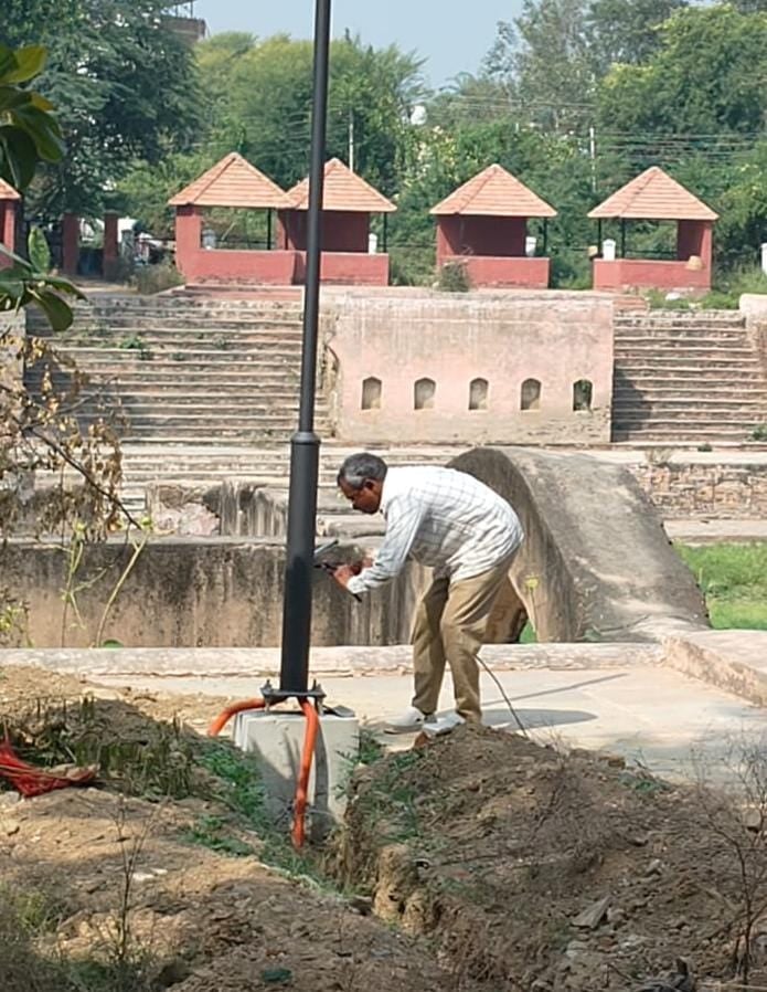 सोलहाराही तालाब में लगी लाइटें। संवाद सोलहाराही तालाब में लगी लाइटें। संवाद