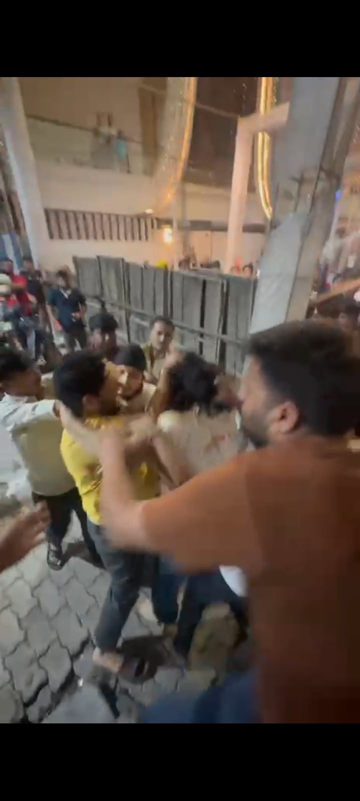 सीपरी बाजार के चमनगंज में मारपीट l श्रोत वीडियो सीपरी बाजार के चमनगंज में मारपीट l श्रोत वीडियो