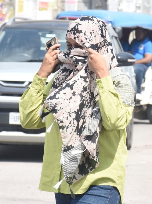 तेज धूप ने सोमवार को परेशान किया। तेज धूप ने सोमवार को परेशान किया।