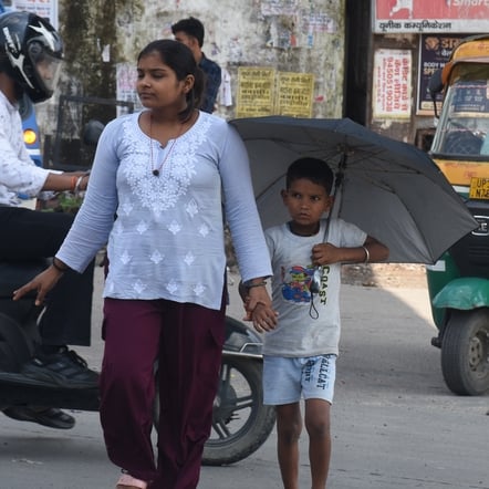 तेज धूप ने सोमवार को परेशान किया। तेज धूप ने सोमवार को परेशान किया।