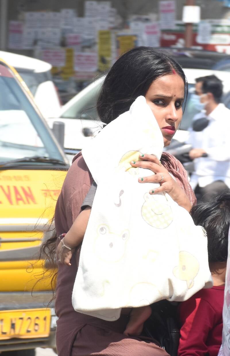 तेज धूप ने सोमवार को परेशान किया। तेज धूप ने सोमवार को परेशान किया।