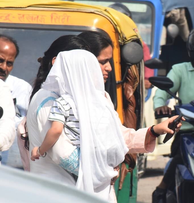 तेज धूप ने सोमवार को परेशान किया। तेज धूप ने सोमवार को परेशान किया।
