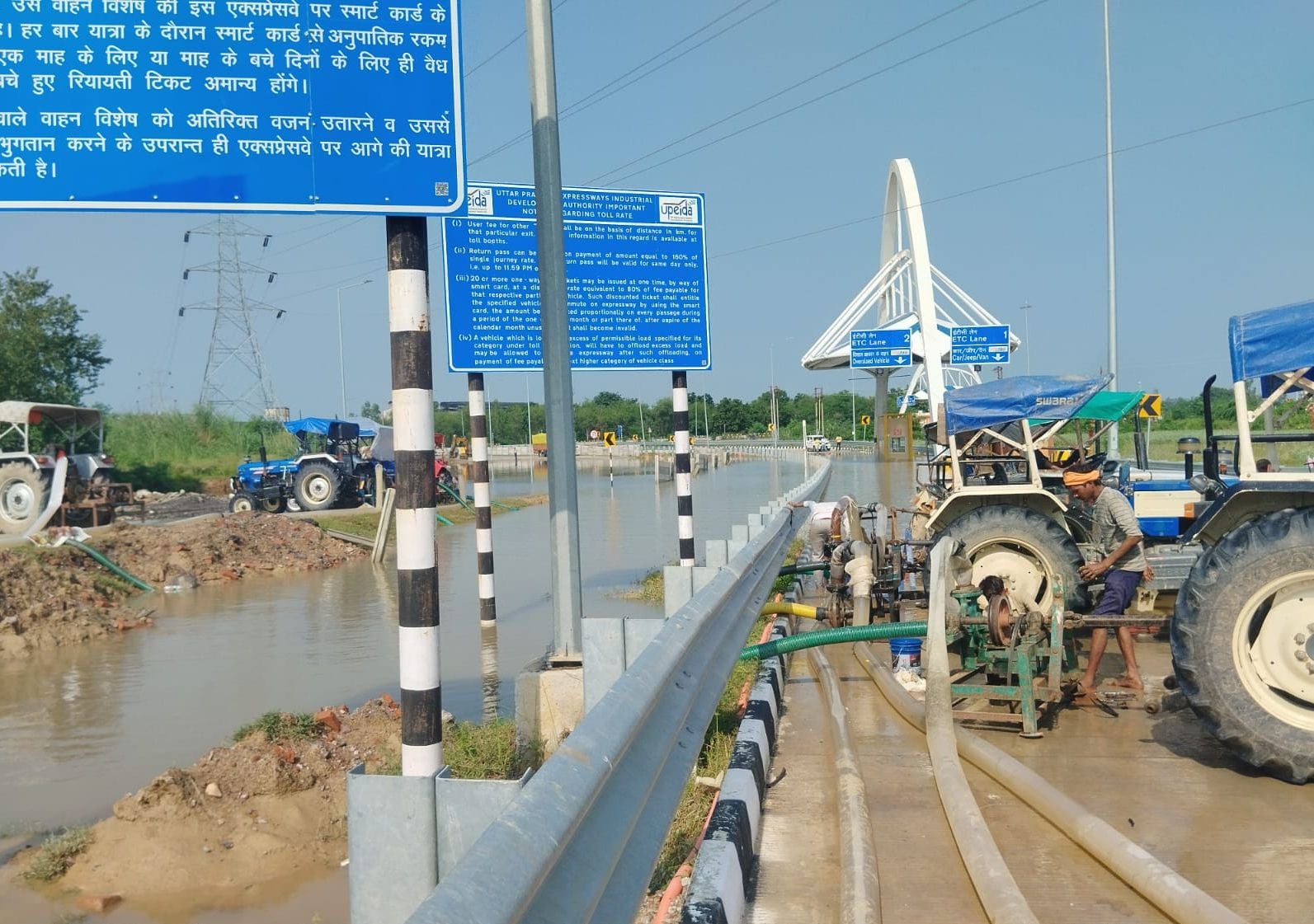 ट्रांसमिशन एक्सईएन से जानकारी लेते स्टेट ट्रांसफाॅर्मेशन कमीशन के मुख्य कार्यकारी अधिकारी। संव