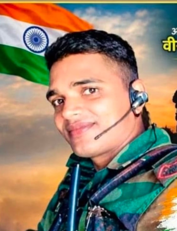 दहेंदु गांव में पिता लालू यादव के पार्थिव शरीर को जवानों के साथ सलामी देता आदित्य यादव। संवाद दहेंदु गांव में पिता लालू यादव के पार्थिव शरीर को जवानों के साथ सलामी देता आदित्य यादव। संवाद