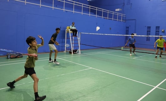 धर्मशाला के इंडोर स्टेडियम में जिला स्तरीय मिनी और सब जूनियर बैडमिंटन प्रतियोगिता के युगल मुकाब