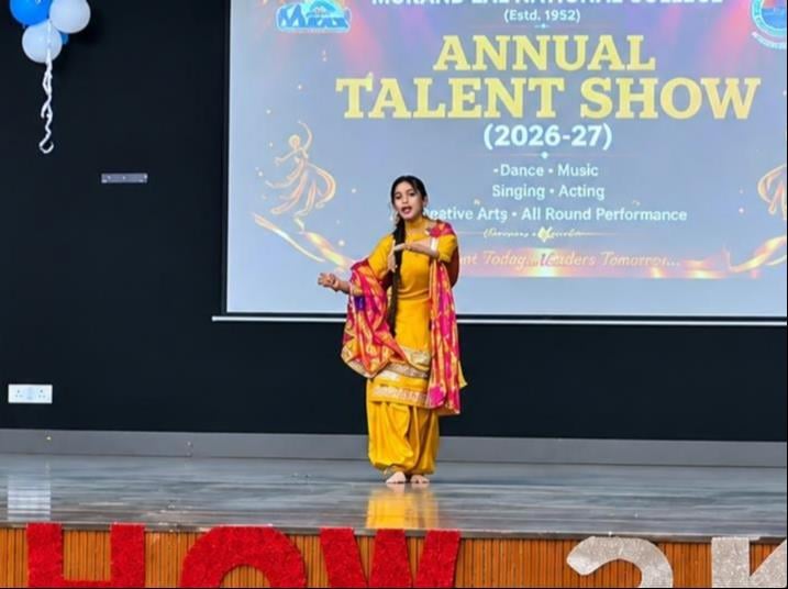 विजेता विद्यार्थियों के साथ मौजूद महाविद्यालय के अध्यापकव अन्य। संस्थान