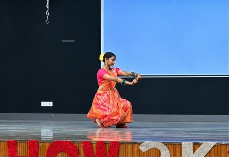विजेता विद्यार्थियों के साथ मौजूद महाविद्यालय के अध्यापकव अन्य। संस्थान