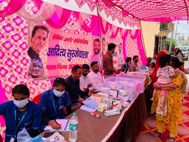 वार्ड 5 के शिविर में जांच कराते लोग। विज्ञप्ति