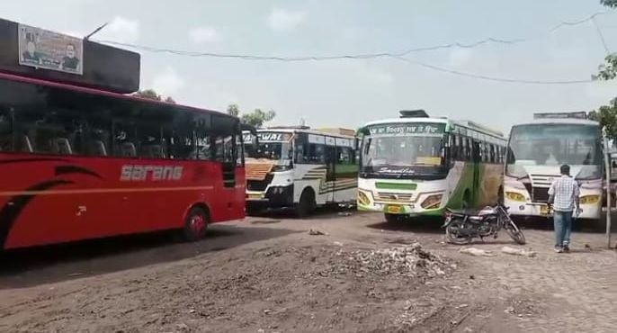 विरोध प्रदर्शन करते हुए पलिया बस ऑपरेटर एसोसिएशन के पदधिकारी। संवाद विरोध प्रदर्शन करते हुए पलिया बस ऑपरेटर एसोसिएशन के पदधिकारी। संवाद