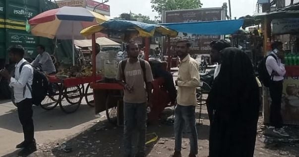 विरोध प्रदर्शन करते हुए पलिया बस ऑपरेटर एसोसिएशन के पदधिकारी। संवाद विरोध प्रदर्शन करते हुए पलिया बस ऑपरेटर एसोसिएशन के पदधिकारी। संवाद