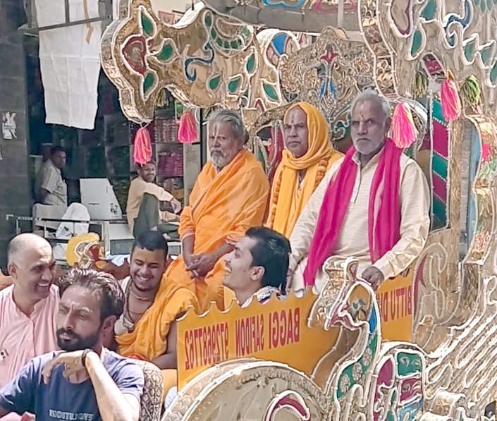 29जेएनडी20 : श्रीरामायण पाठ महोत्सव की कलश यात्रा में शामिल महिलाएं। आयोजक