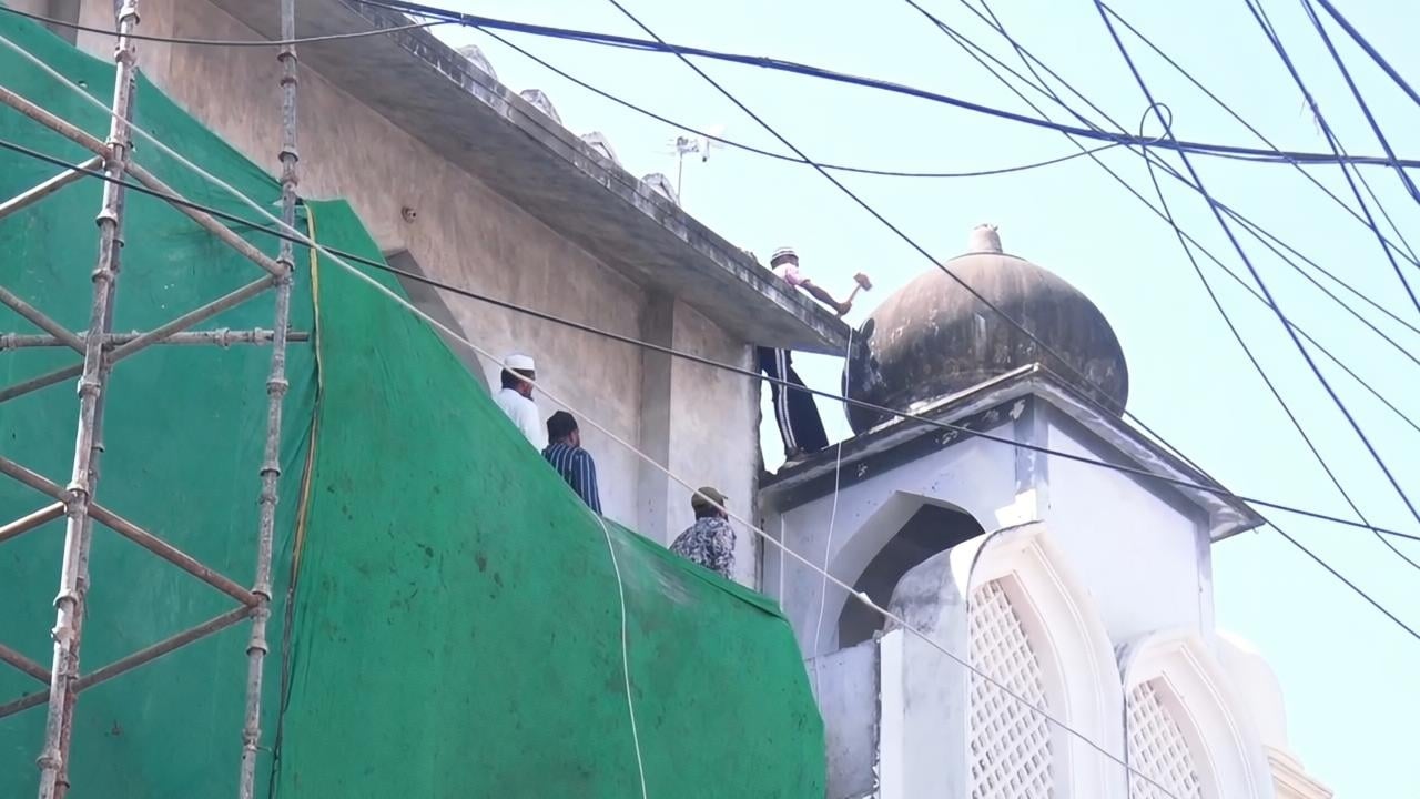 ऐसे तोड़ा जा रहा मस्जिद का चौड़ीकरण की जद में आया हिस्सा