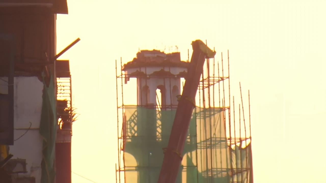 ऐसे तोड़ा जा रहा मस्जिद का चौड़ीकरण की जद में आया हिस्सा