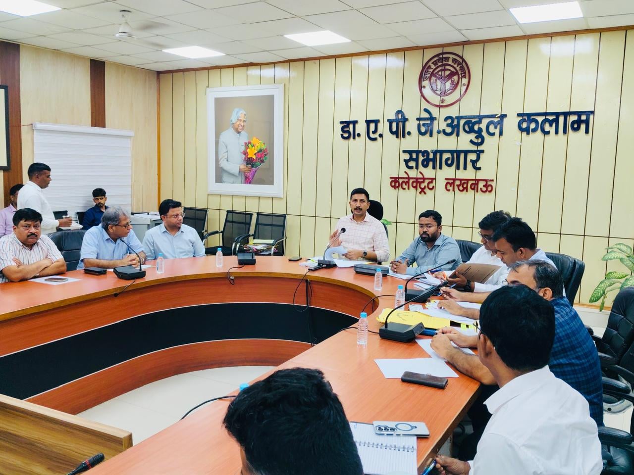 बैठक में मौजूद डीएम और उद्यमी।