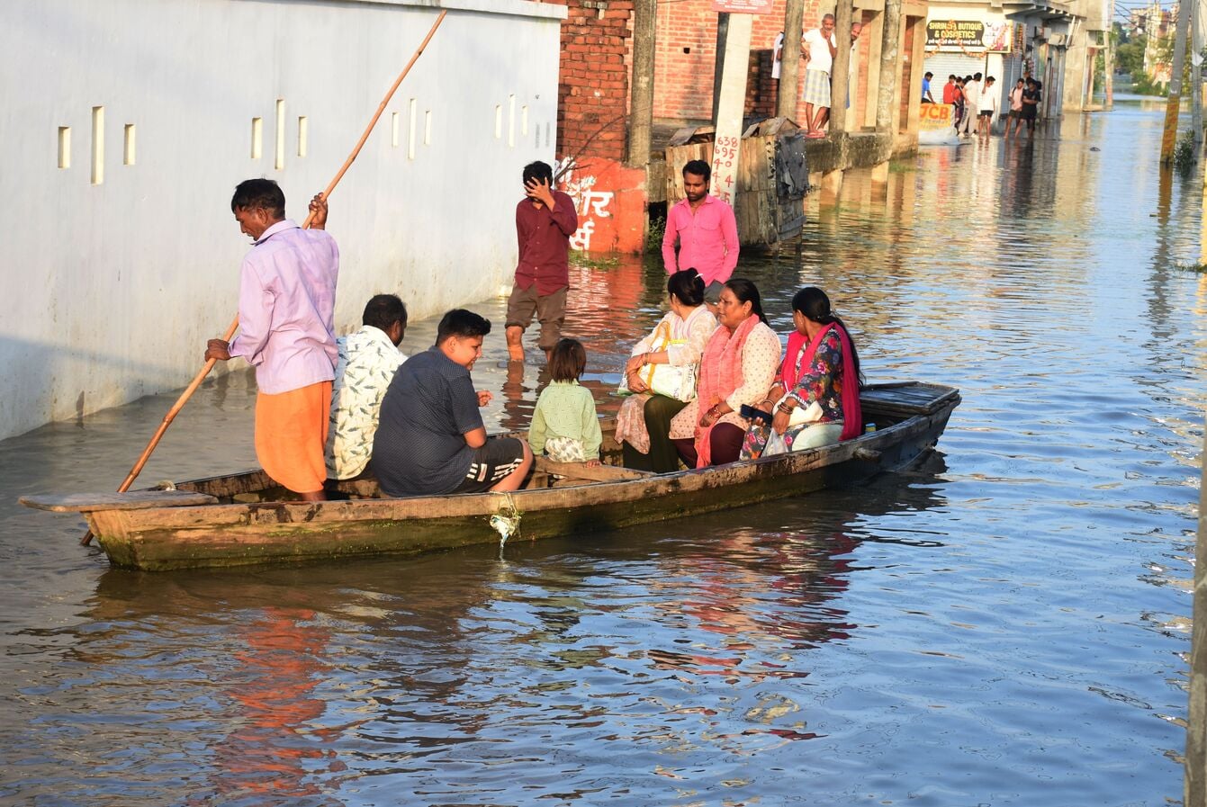 फैजुल्लागंज में बाढ़ जैसा नजारा।