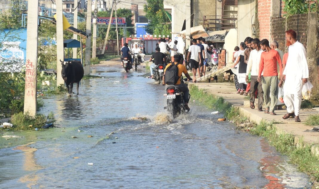 फैजुल्लागंज में बाढ़ जैसा नजारा।