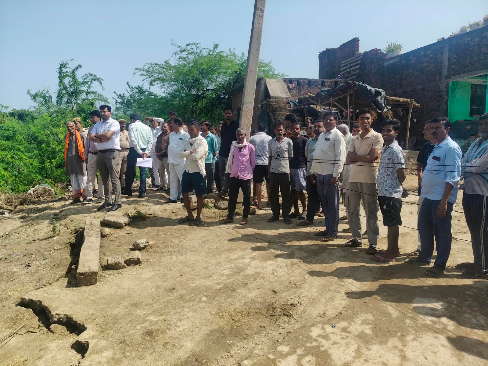 फोटो - 14 बारिश के बाद कोटरा में धंसी सड़क। संवाद फोटो - 14 बारिश के बाद कोटरा में धंसी सड़क। संवाद