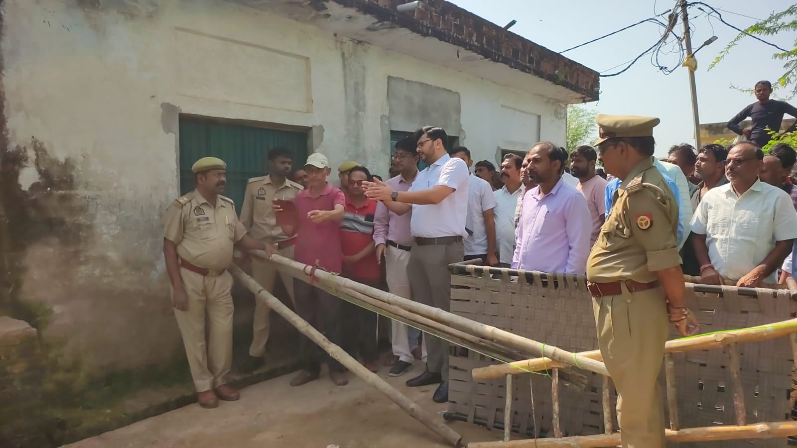 फोटो - 14 बारिश के बाद कोटरा में धंसी सड़क। संवाद फोटो - 14 बारिश के बाद कोटरा में धंसी सड़क। संवाद
