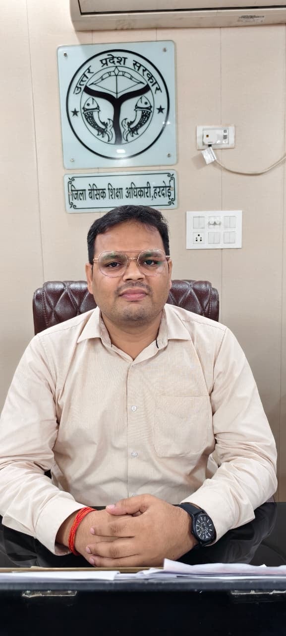 फोटो-15-पीएम श्री कंपोजिट स्कूल बेरमऊ के शिक्षक व विद्यार्थी। स्रोत व