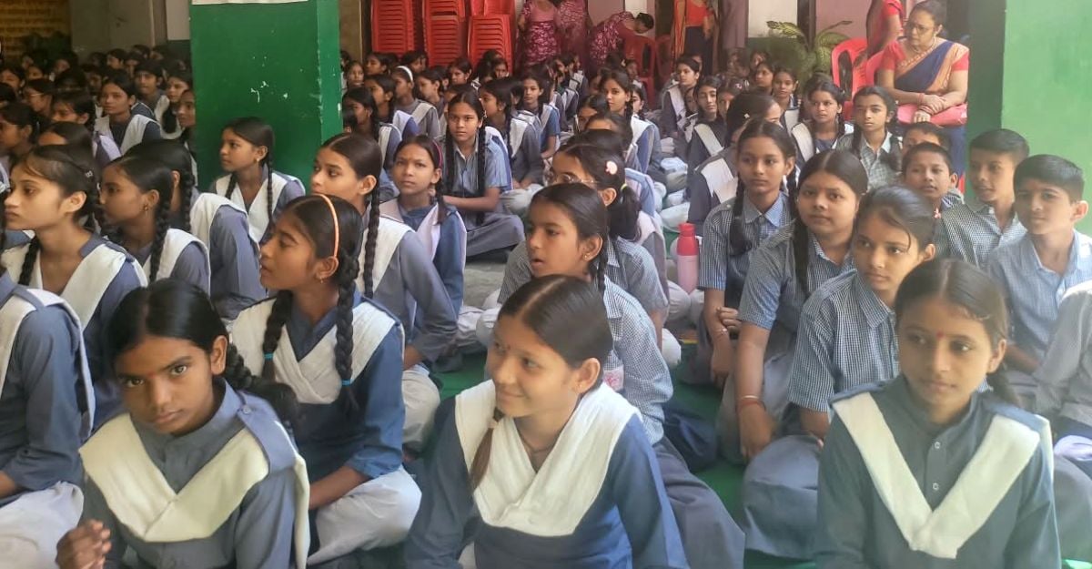 फोटो 29 एमएएचपी 08 परिचय-गोष्ठी में बोलते विधिक अधिकारी। स्रोत: विद्यालय