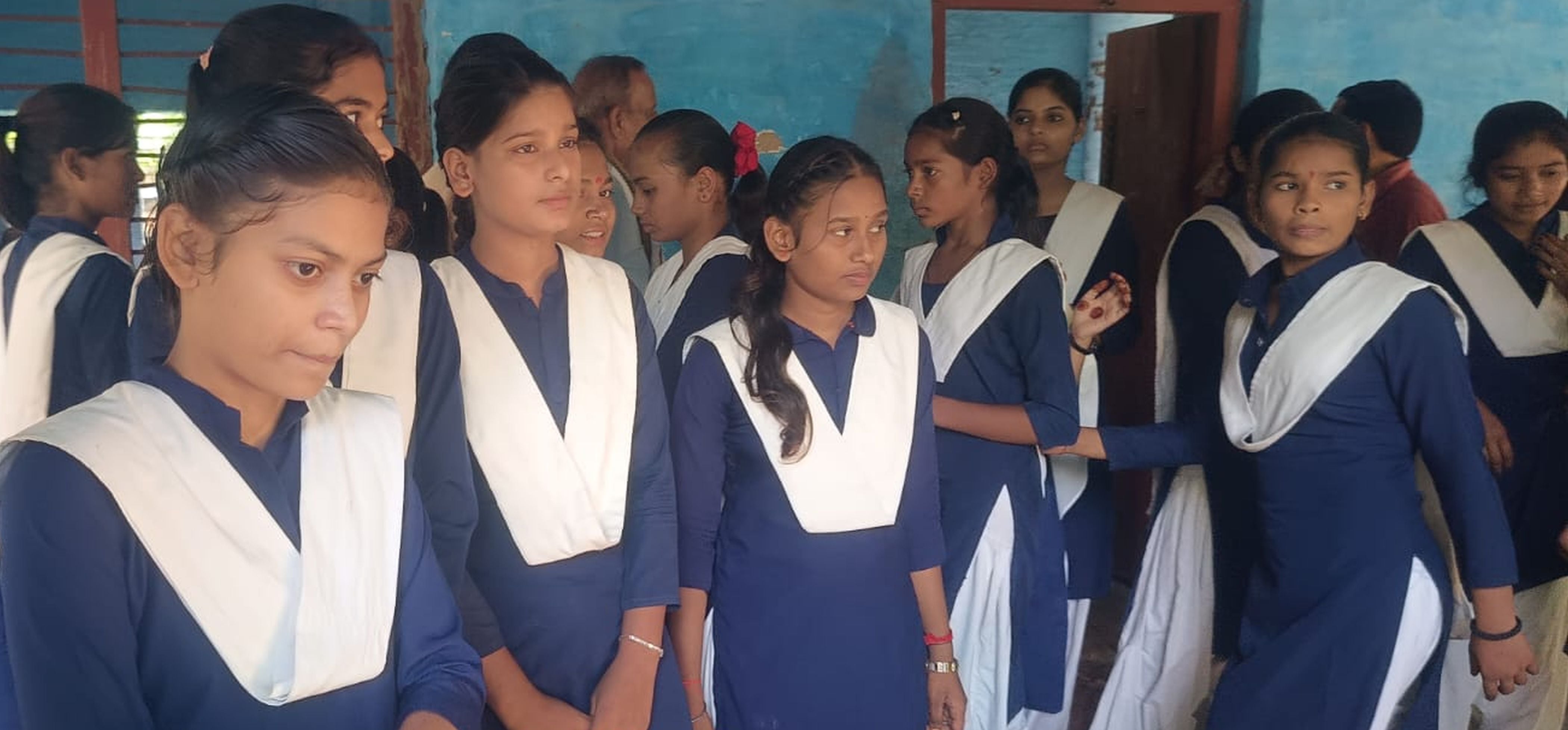 फोटो-30-सर्वोदय इंटर कॉलेज किशनपुर के बाहर अपने बच्चों को लेने पहुंचे अभिभावक। संवाद फोटो-30-सर्वोदय इंटर कॉलेज किशनपुर के बाहर अपने बच्चों को लेने पहुंचे अभिभावक। संवाद