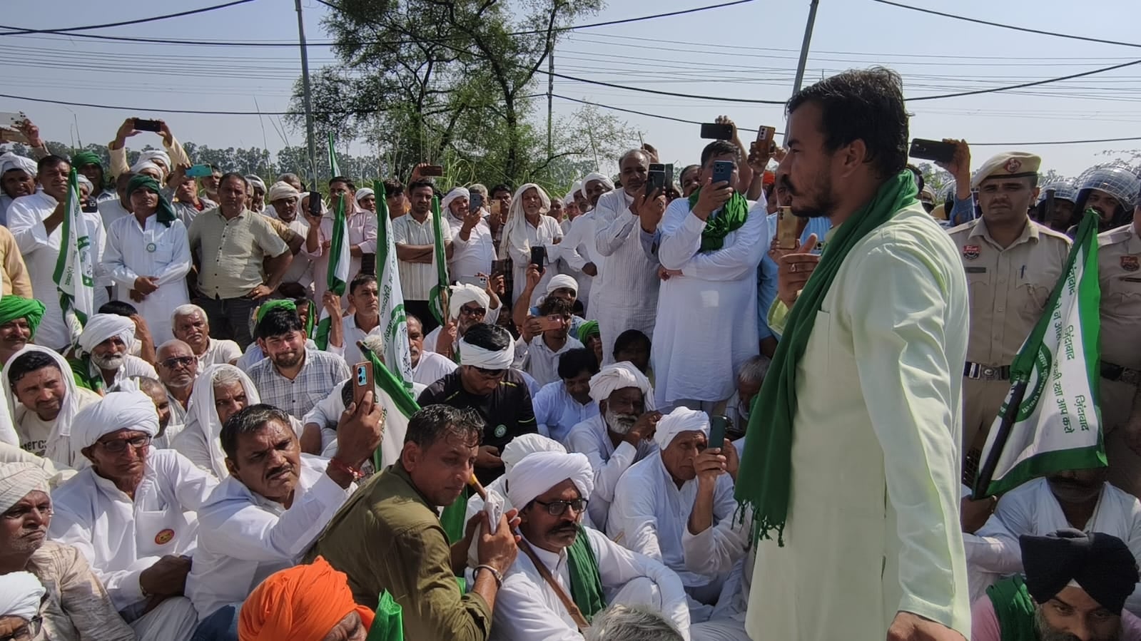 फोटो: सोनीपत के गांव सोहटी में भाकियू एकता सिद्धूपुर के प्रदेश अध्यक्ष अभिमन्यु कोहाड़ की अगुवाई फोटो: सोनीपत के गांव सोहटी में भाकियू एकता सिद्धूपुर के प्रदेश अध्यक्ष अभिमन्यु कोहाड़ की अगुवाई