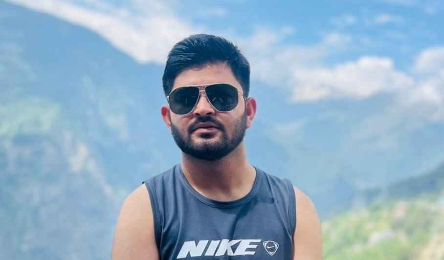 गुजरेहड़ा में सड़क किनारे खुला ट्रांसफार्म। संवाद गुजरेहड़ा में सड़क किनारे खुला ट्रांसफार्म। संवाद