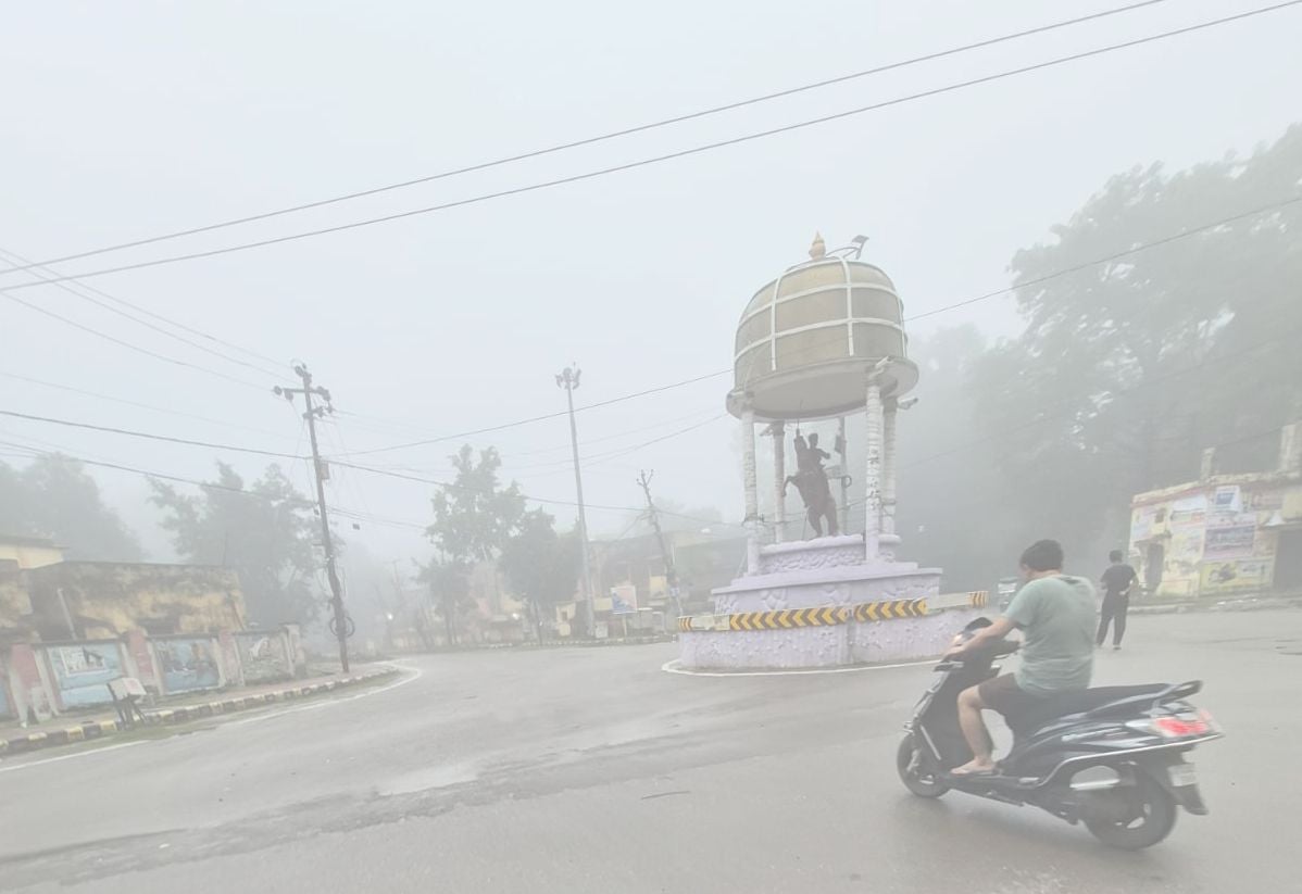 गौरी शंकर मंदिर से आवास विकास को जाने वाले रोड पर पसरा कोहरा। संवाद गौरी शंकर मंदिर से आवास विकास को जाने वाले रोड पर पसरा कोहरा। संवाद