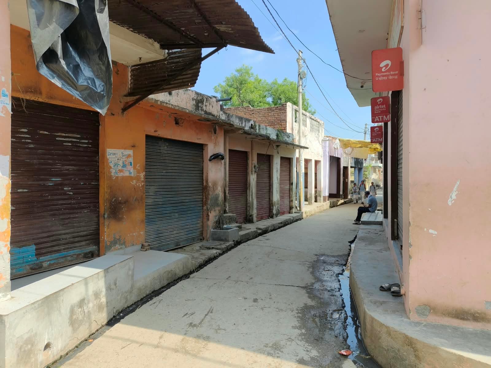 गांव लिसाढ़ में धरने पर बैठे व्यापारी। संवाद