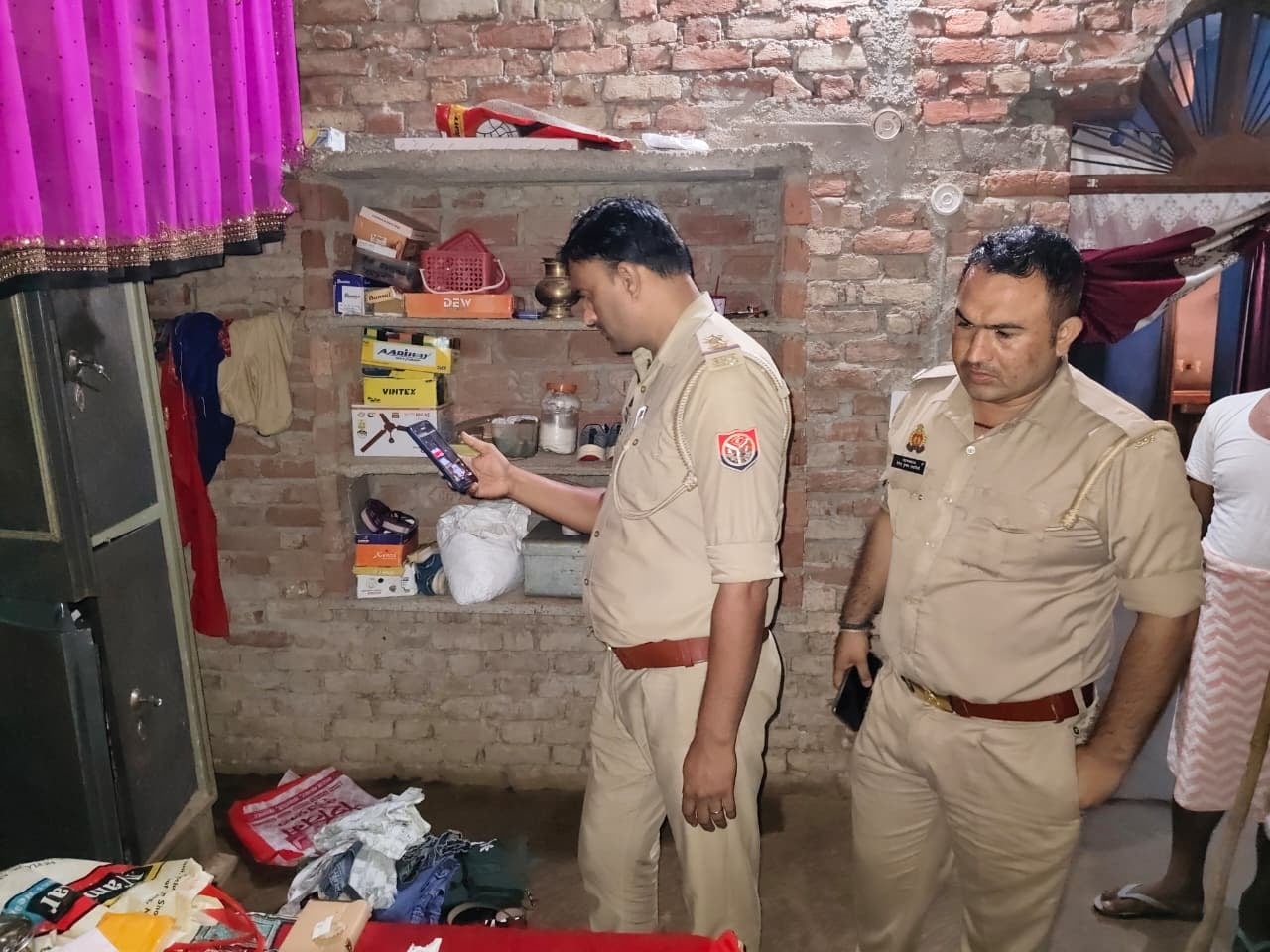 घटना के बाद छानबीन करती पुलिस और सीसीटीवी में दिखा नकाबपोश। घटना के बाद छानबीन करती पुलिस और सीसीटीवी में दिखा नकाबपोश।