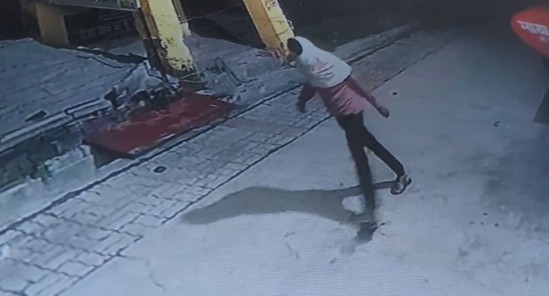 घटना के बाद छानबीन करती पुलिस और सीसीटीवी में दिखा नकाबपोश। घटना के बाद छानबीन करती पुलिस और सीसीटीवी में दिखा नकाबपोश।