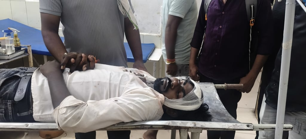 घटनास्थल पर मौजूद बस यात्री और घायल अमित वर्मा। घटनास्थल पर मौजूद बस यात्री और घायल अमित वर्मा।