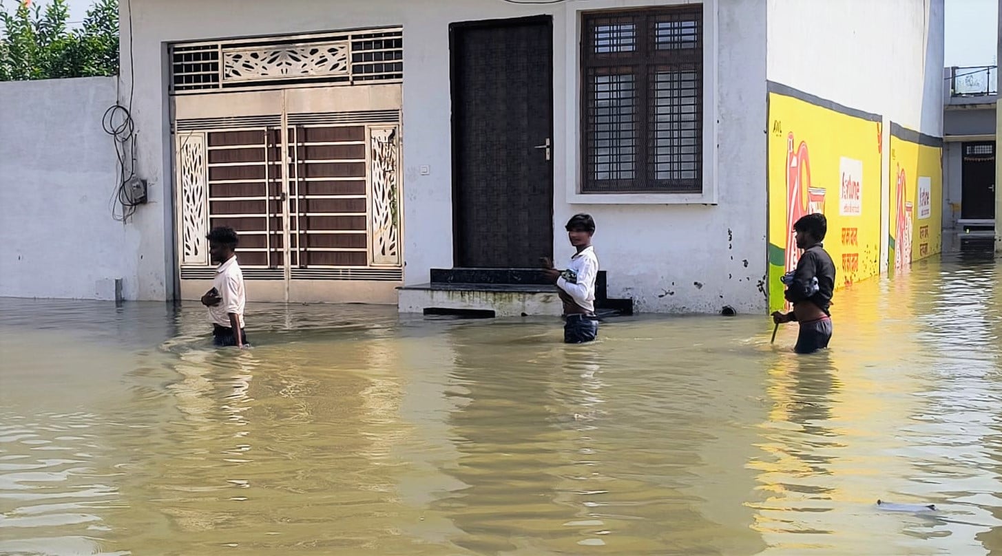 हनुमतधाम मंदिर परिसर में भरा खन्नौत नदी का पानी श्रद्धालुओं के लिए आना-जाना बंद कर डाल दिए गए त हनुमतधाम मंदिर परिसर में भरा खन्नौत नदी का पानी श्रद्धालुओं के लिए आना-जाना बंद कर डाल दिए गए त